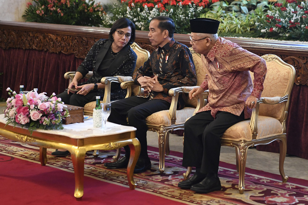 Presiden Joko Widodo didampingi Wakil Presiden Maruf Amin dan Menkeu Sri Mulyani, menyerahkan Daftar Isian Pelaksanaan Anggaran (DIPA) serta Dana Alokasi Transfer ke Daerah dan Desa (TKDD) tahun 2020 kepada 12 kementerian atau lembaga dan seluruh gubernur, di Istana Negara.
