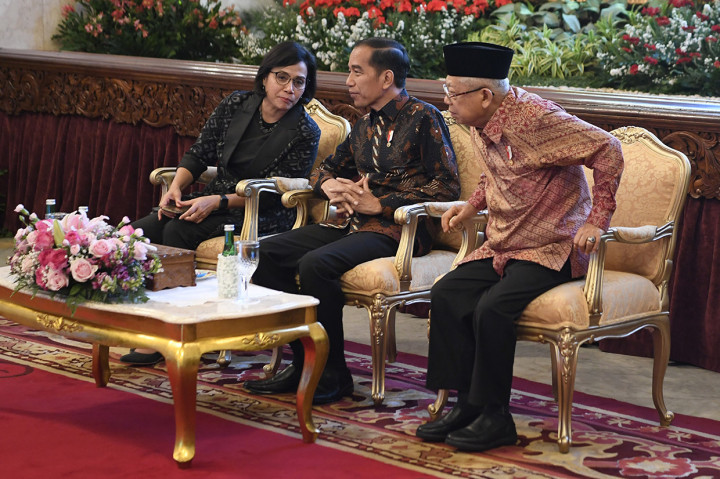 Presiden Joko Widodo didampingi Wakil Presiden Maruf Amin dan Menkeu Sri Mulyani, menyerahkan Daftar Isian Pelaksanaan Anggaran (DIPA) serta Dana Alokasi Transfer ke Daerah dan Desa (TKDD) tahun 2020 kepada 12 kementerian atau lembaga dan seluruh gubernur, di Istana Negara.
