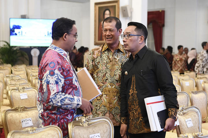 Kepala Badan Nasional Penanggulangan Bencana (BNPB) Letnan Jenderal TNI Doni Monardo (tengah) berbincang dengan Gubernur Jawa Barat Ridwan Kamil (kanan) dan Gubernur DKI Jakarta Anies Baswedan (kiri) usai penyerahan Daftar Isian Pelaksanaan Anggaran (DIPA) Kementerian dan Lembaga, serta Buku Daftar Alokasi Transfer ke Daerah dan Dana Desa Tahun 2020 oleh Presiden Joko Widodo di Istana Negara, Jakarta