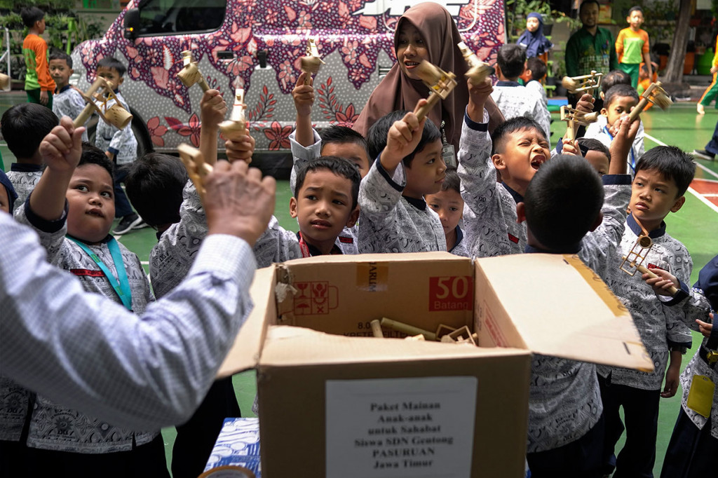 Siswa SD Muhammadiyah 1 Solo, Jawa Tengah, Kamis, 14 November 2019, melakukan aksi empati dengan mengumpulkan mainan tradisional 'othok-othok' untuk sahabat mereka siswa SD Negeri Gentong Pasuruan, Jawa Timur.