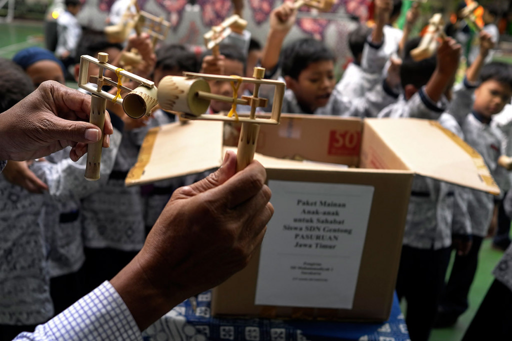 Mainan tersebut selanjutnya dikirimkan kepada para siswa SD Negeri Gentong Pasuruan, Jawa Timur, yang sekolahnya ambruk beberapa waktu lalu.