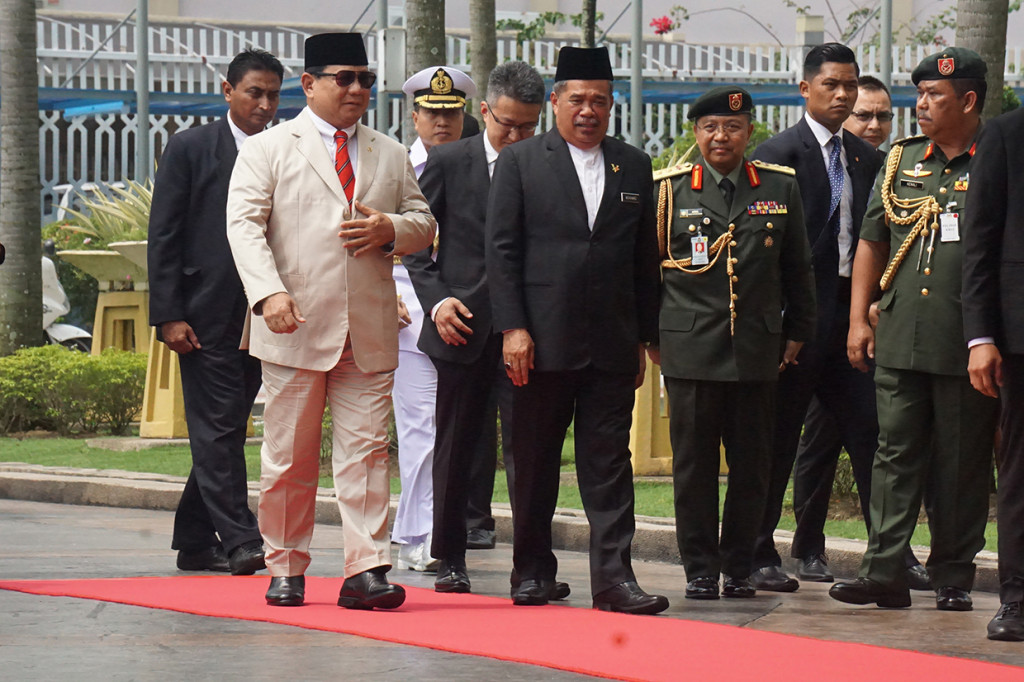 Menteri Pertahanan Prabowo Subianto (kedua kiri) berjalan bersama Menteri Pertahanan Malaysia Mohamad bin Sabu (kelima kiri) saat melakukan kunjungan ke Kementerian Pertahanan Malaysia, di Kuala Lumpur. Prabowo akan membahas soal kerja sama dan pertahanan regional.
