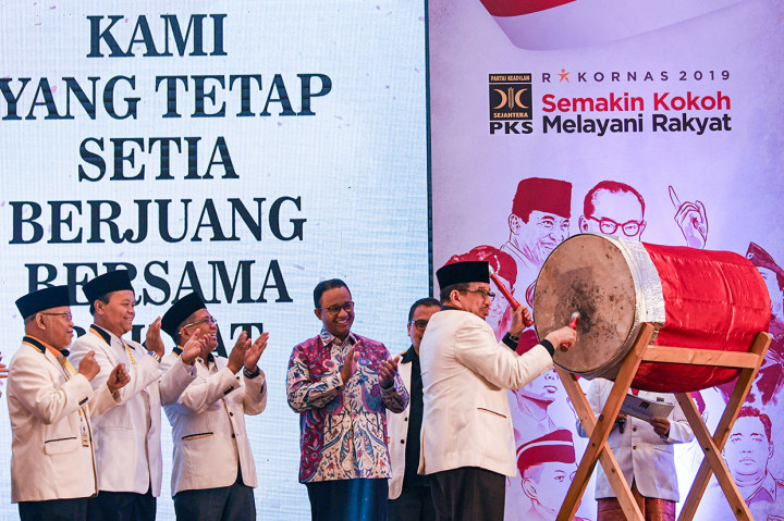 Ketua Majelis Syuro PKS Salim Assegaf Aljufrie (kedua kanan) menabuh beduk disaksikan Wakil Ketua Majelis Syuro PKS Hidayat Nur Wahid (kedua kiri), Presiden PKS Sohibul Iman (ketiga kiri) dan Gubernur DKI Jakarta Anies Baswedan (keempat kiri) saat pembukaan Rapat Koordinasi Nasional (Rakornas) PKS 2019 di Jakarta.