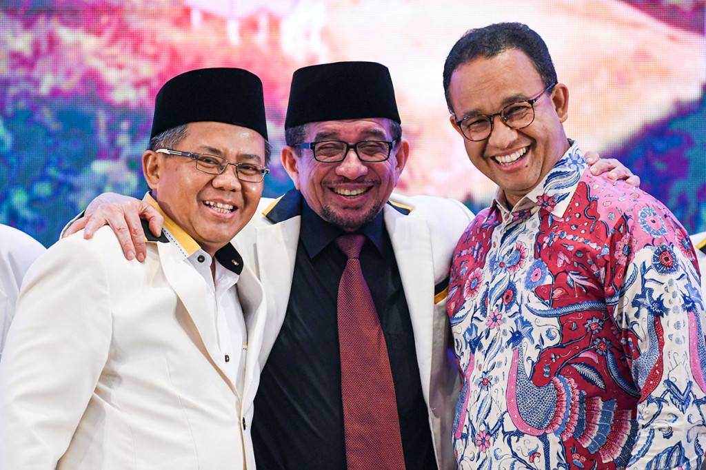 Ketua Majelis Syuro PKS Salim Assegaf Aljufrie (tengah), Presiden PKS Sohibul Iman (kiri) dan Gubernur DKI Jakarta Anies Baswedan berfoto bersama saat pembukaan Rapat Koordinasi Nasional (Rakornas) PKS 2019 di Jakarta.