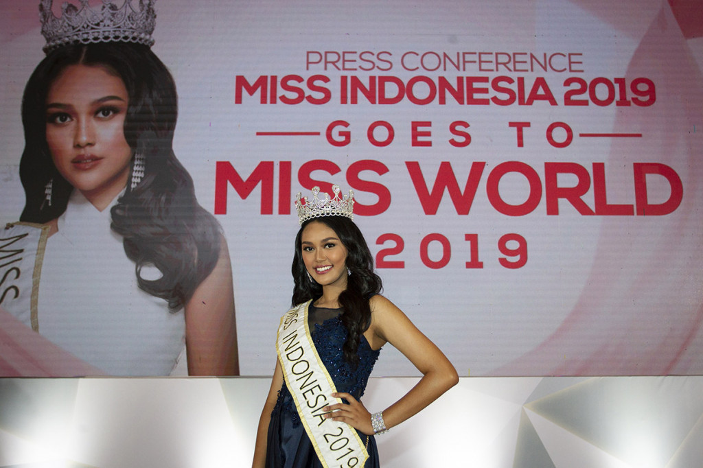 Miss Indonesia 2019 Princess Mikaela Audry Megonondo berpose usai mengikuti konferensi pers Miss Indonesia Goes To Miss World 2019 di Jakarta. Princess Megonondo merupakan pemenang Miss Indonesia 2019 asal Jambi yang akan mewakili Indonesia pada kontes ratu kecantikan internasional paling bergengsi yakni Miss World 2019 di London.