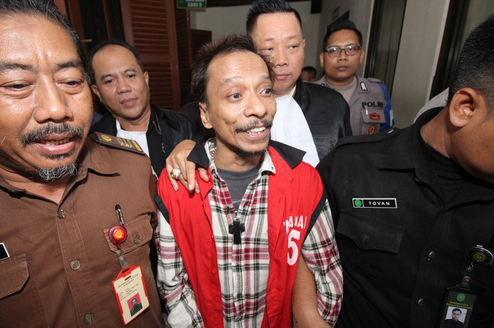 Terdakwa kasus penyalahgunaan narkotika Hubert Henry Limahelu yang merupakan gitaris bass Boomerang mengikuti sidang beragendakan pembacaan putusan (vonis) di Pengadilan Negeri Surabaya, Jawa Timur.