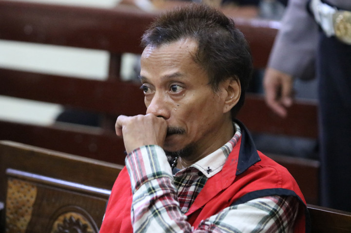 Majelis Hakim Pengadilan Negeri Surabaya menjatuhkan hukuman penjara satu tahun empat bulan kepada Hubert Henry Limahelu. 