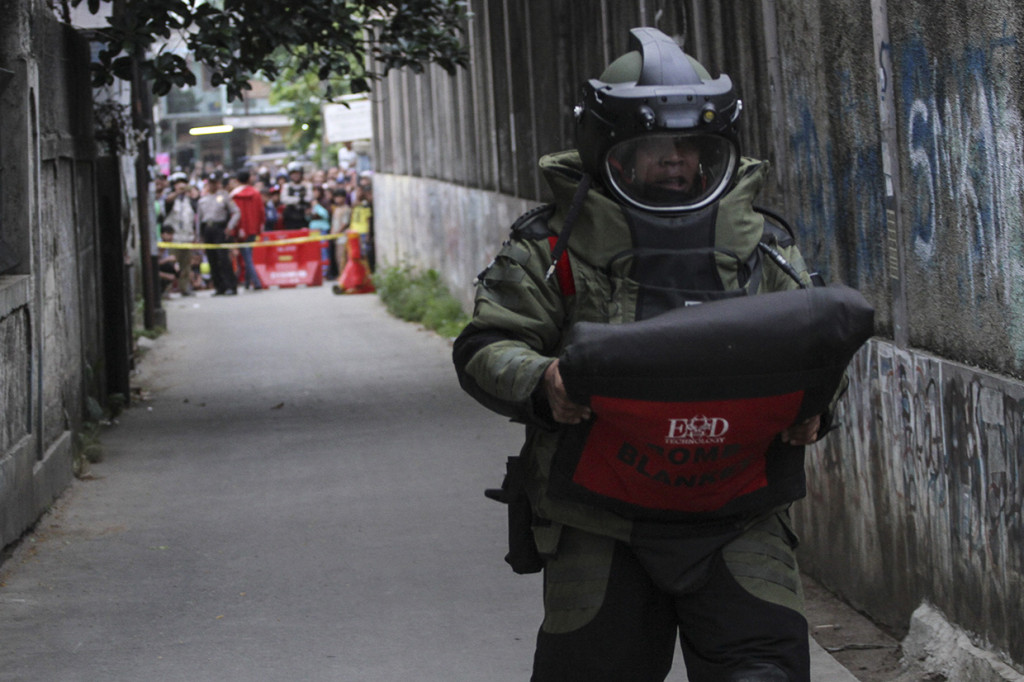 Polisi sudah mengamankan area penemuan tas mencurigakan tersebut. Namun, setelah diperiksa, isi tas itu ternyata dua jas hujan, bukan barang-barang yang membahayakan.