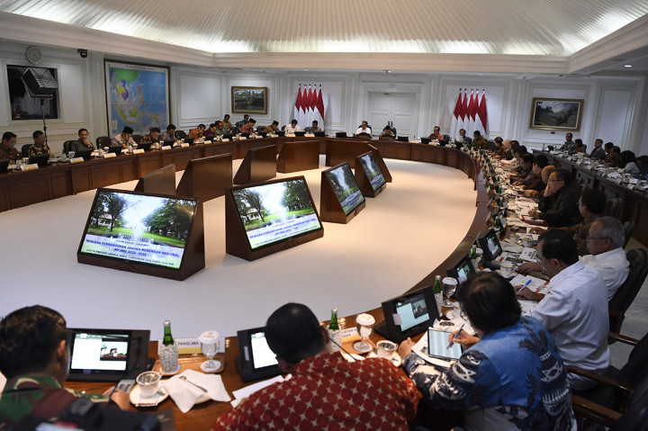 Presiden Joko Widodo didampingi Wakil Presiden Maruf Amin memimpin Sidang Kabinet Paripurna di Kantor Presiden, Jakarta. 
