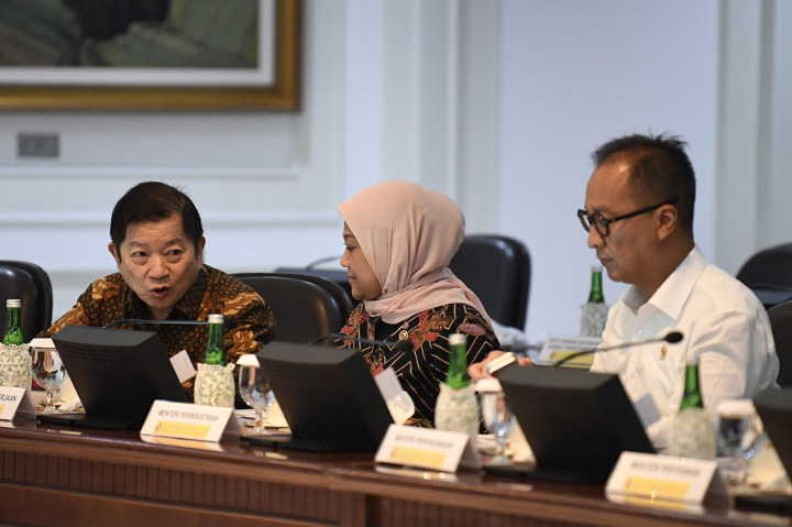 Oleh karena itu, ia meminta agar Kementerian Perencanaan Pembangunan Nasional/Bappenas dapat menjadi 'clearing house' untuk melihat konsistensi antara rencana strategi di kementerian dengan yang tertuang di RPJMN dan visi misi presiden dan wapres.