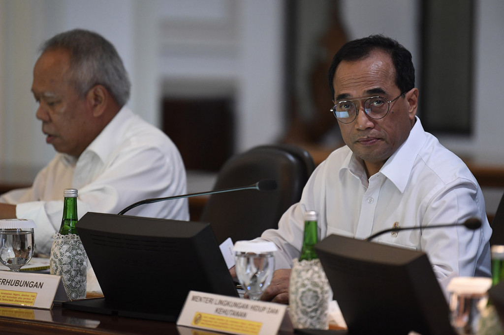 Menteri Perhubungan Budi Karya Sumadi (kanan) dan Menteri PUPR Basuki Hadimuljono (kiri) mengikuti Sidang Kabinet Paripurna di Kantor Presiden, Jakarta.
