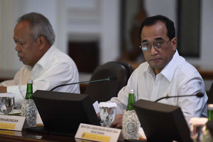 Menteri Perhubungan Budi Karya Sumadi (kanan) dan Menteri PUPR Basuki Hadimuljono (kiri) mengikuti Sidang Kabinet Paripurna di Kantor Presiden, Jakarta.
