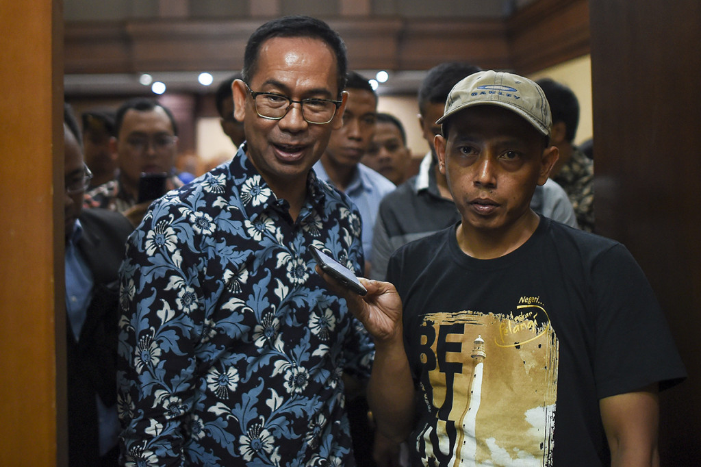 Terdakwa Tubagus Chaeri Wardana alias Wawan (kiri) berjalan meninggalkan ruang persidangan usai mengikuti sidang eksepsi atas kasus korupsi dan tindak pidana pencucian uang (TPPU) di Pengadilan Tipikor, Jakarta.
