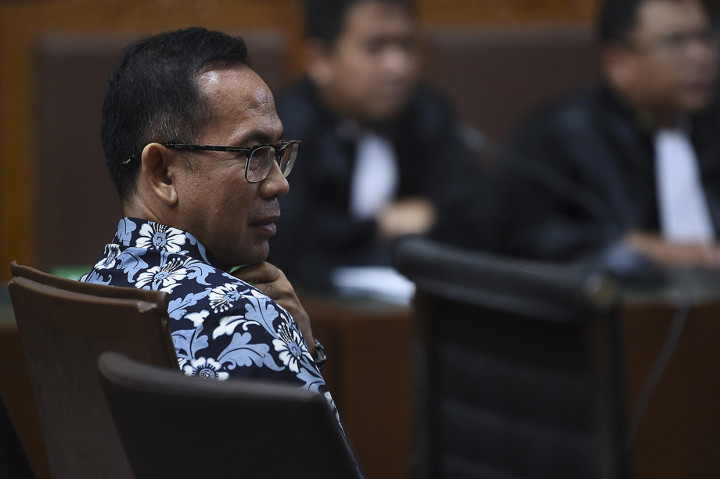 Dalam sidang ini, Wawan hanya duduk mendengarkan pembacaan eksepsi dari tim kuasa hukumnya. Wawan didakwa merugikan negara Rp 94,3 miliar terkait pengadaan alat kesehatan (alkes) Pemerintah Provinsi Banten dan Pemerintah Kota Tangerang Selatan.
