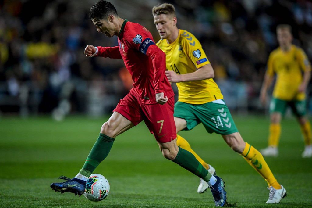 Bertindak sebagai tuan rumah, Portugal berinisiatif melakukan serangan sejak awal laga. Sementara para pemain Lithuania merapatkan barisan untuk menahan gempuran pasukan Seleccao das Quinas.