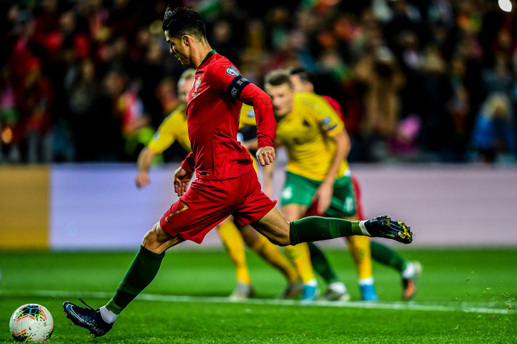 Portugal mendapat hadiah penalti pada menit ke-7 setelah Cristiano Ronaldo dilanggar Saulius Mikoli?na. CR7 yang bertindak sebagai algojo sukses menjebol gawang Lithuania.
