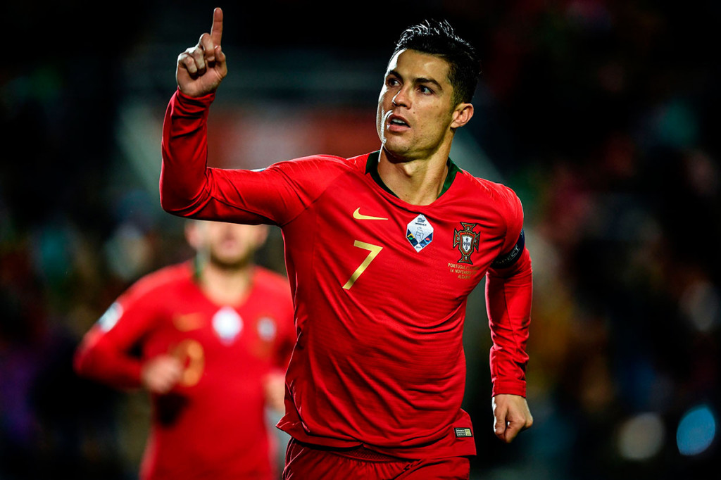 CR7 melakukan selebrasi usai menjebol gawang Lithuania.