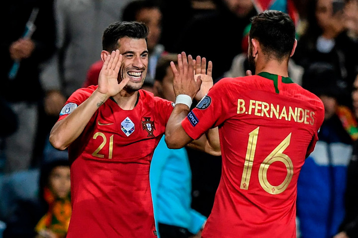 Tujuh menit babak kedua berjalan, tuan rumah memperbesar keunggulan menjadi 3-0 lewat Pizzi.