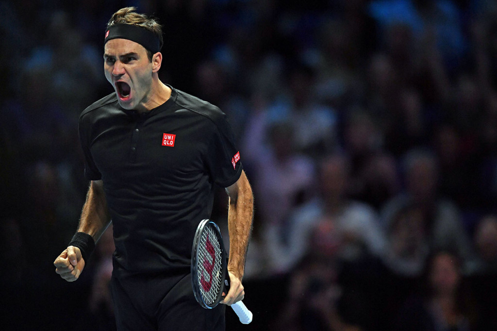 Petenis Swiss Roger Federer melakukan selebrasi usai menundukkan Novak Djokovic dua set langsung 6-4, 6-3 pada babak penyisihan grup Bjorn Borg turnamen ATP World Tour Finals di O2 Arena, London, Kamis, 14 November 2019 waktu setempat.