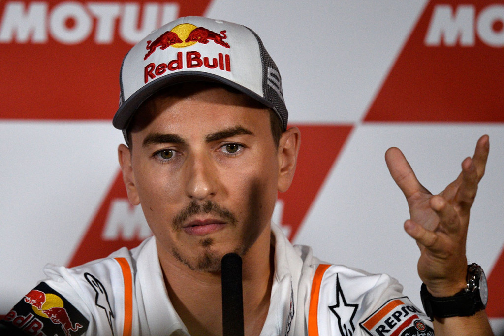Pembalap Repsol Honda Jorge Lorenzo memutuskan pensiun dari dunia balap profesional. Keputusan tersebut dia umumkan saat jumpa pers jelang MotoGP Valencia, di Cheste, Valencia, Kamis, 14 November 2019 waktu setempat.