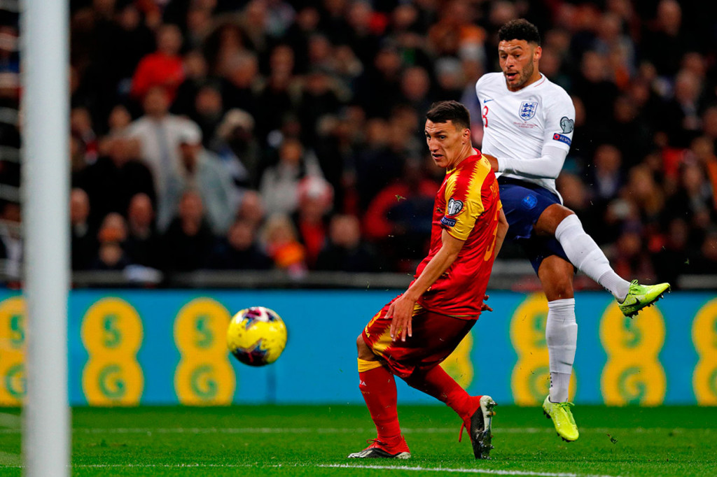 Hasilnya pada menit ke-11 The Three Lions berhasil membuka keunggulan lewat tembakan keras Alex Oxlade-Chamberlain.