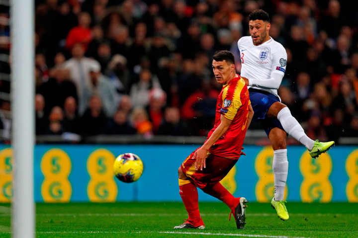 Hasilnya pada menit ke-11 The Three Lions berhasil membuka keunggulan lewat tembakan keras Alex Oxlade-Chamberlain.