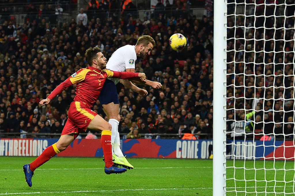 Kane kembali mencatatkan namanya di papan skor pada menit ke-24 untuk membawa timnya unggul 3-0. Gol tersebut lagi-lagi dicetak lewat sundulan menyambut umpan Ben Chilwell.