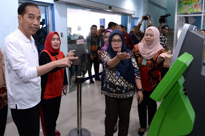 Setibanya di Provinsi Lampung, Presiden Joko Widodo melakukan inspeksi mendadak (sidak) ke RSUD Dr. H. Abdul Moeloek, Jumat, 15 November 2019. 