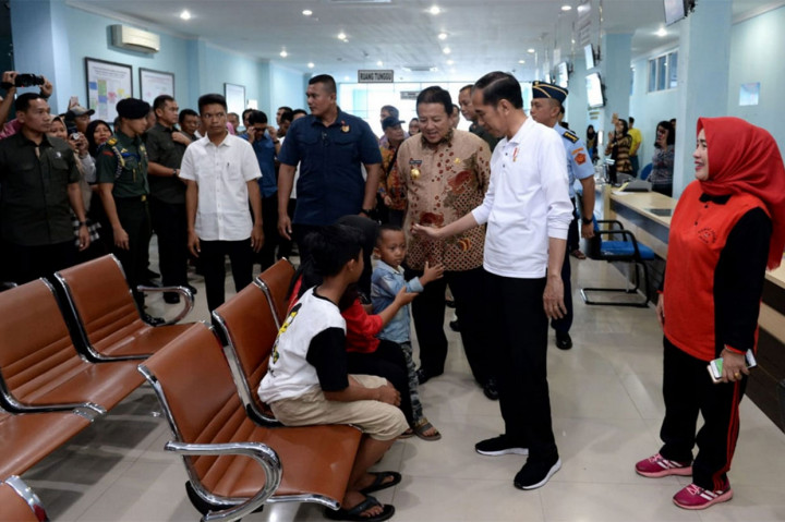 Kepala Negara mengunjungi instalasi rawat jalan RSUD dan bertanya kepada sejumlah pasien yang ada di lokasi. Presiden hendak mencari tahu tentang pemanfaatan dan pelayanan BPJS Kesehatan yang diterima oleh para pasien.

