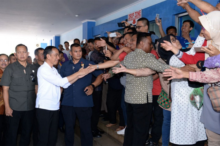Warga berebut berjabat tangan saat Jokowi tiba di RSUD Abdul Moeloek.