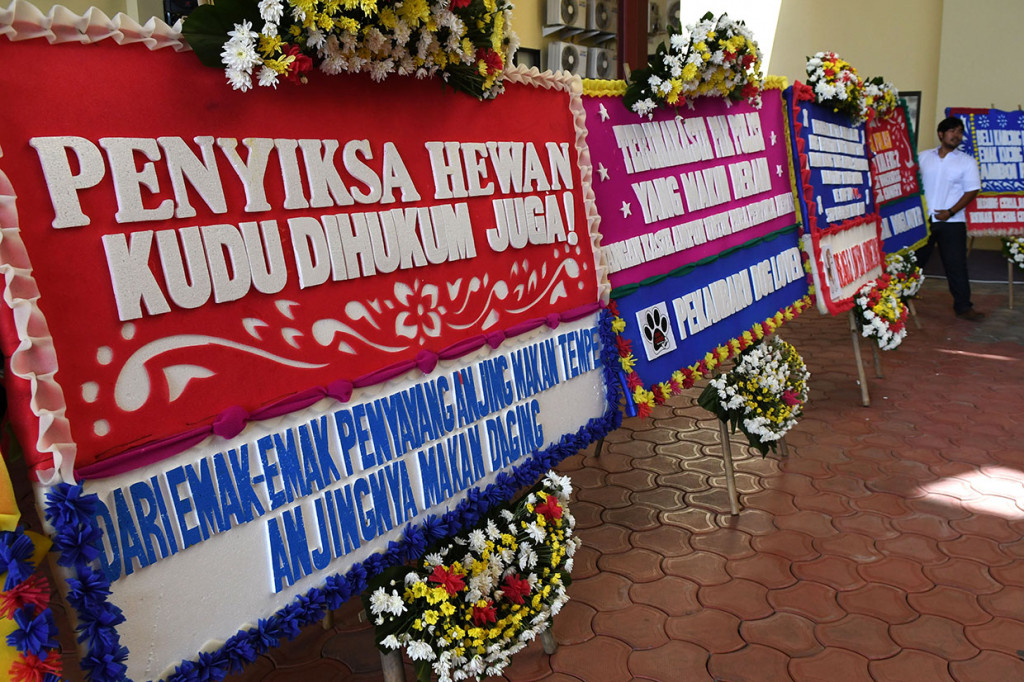 Karangan Bunga dari Pecinta Hewan Penuhi Mapolres Jakpus