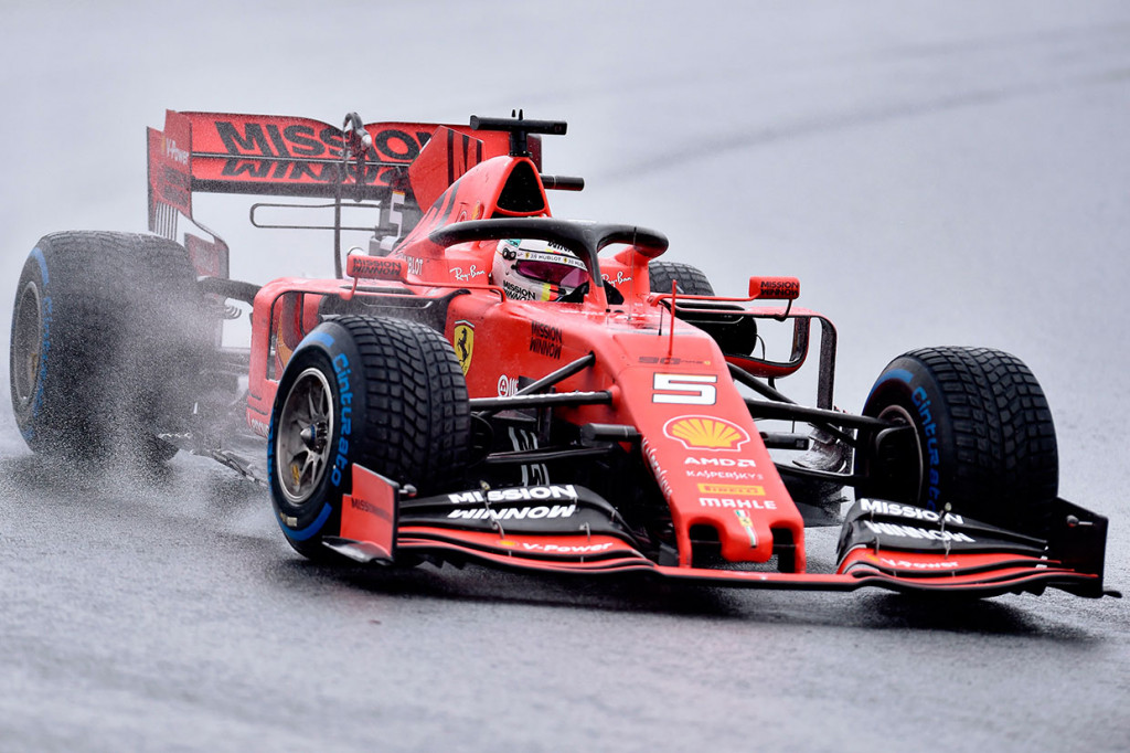 Pembalap Ferrari Sebastian Vettel, juara tiga kali di Brasil, mencetak waktu tercepat satu menit 9,217 detik menggunakan ban soft.