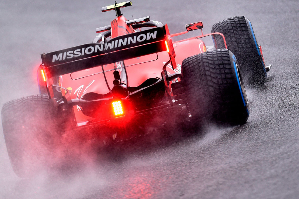 Sedangkan rekan satu timnya, Charles Leclerc lebih lambat 0,021 detik di sesi latihan yang diwarnai sejumlah insiden kecelakaan karena trek yang basah.