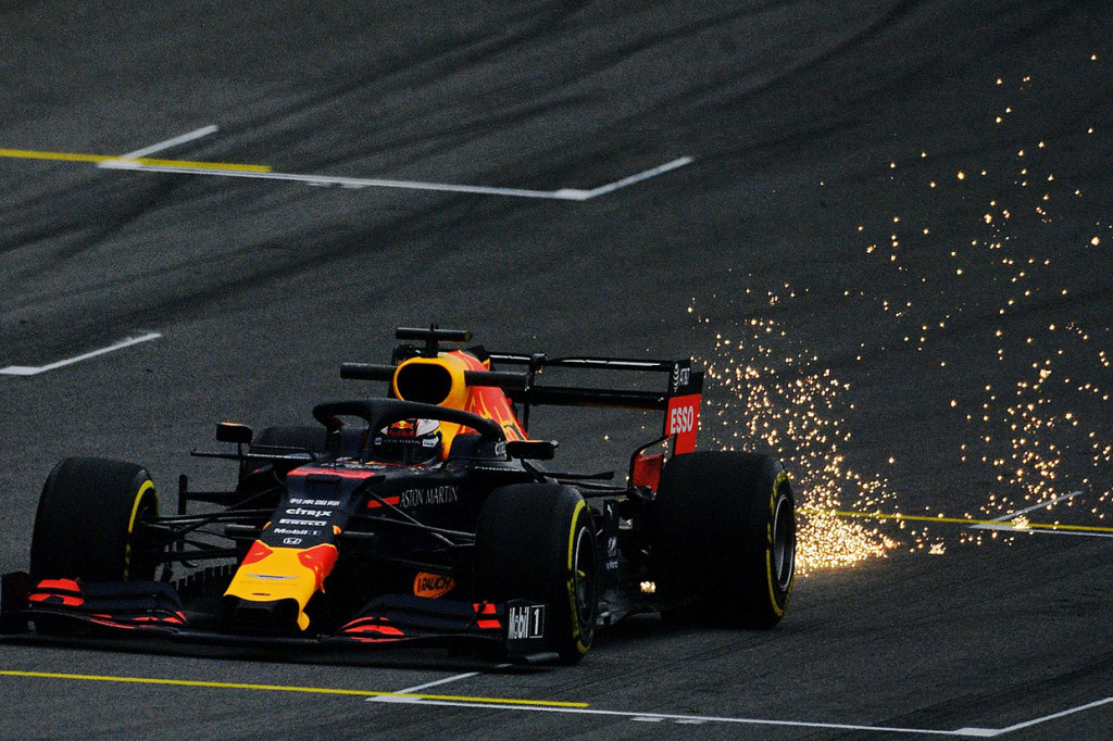 Kondisi trek di siang hari lebih baik meski cukup menyulitkan, dan Max Verstappen dengan satu menit 9,351 menjadi yang terdekat dengan duo Ferrari.