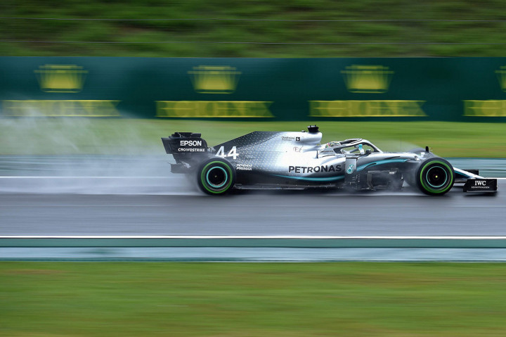Juara GP Brasil tahun lalu, Lewis Hamilton, mengakhiri sesi latihan sore itu di P5 setelah gagal mencatatkan waktu di sesi latihan pagi. 