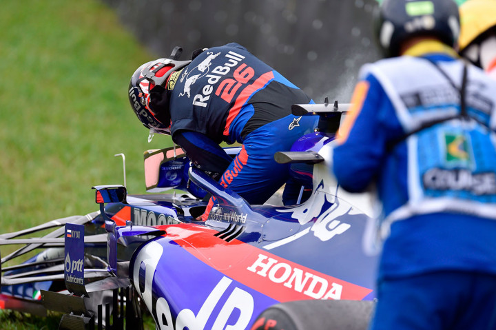 Pembalap Toro Rosso Daniil Kvyat mengakhiri sesi latihan siang lebih awal setelah kehilangan kendali mobil dan menabrak pembatas. Rekan satu timnya, Pierre Gasly meminggirkan mobilnya setelah mengalami masalah mesin. 