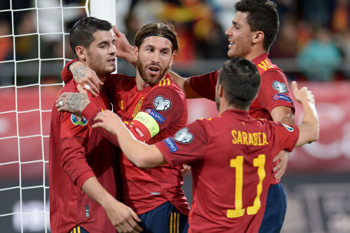 Morata melakukan selebrasi bersama rekan-rekan setimnya.