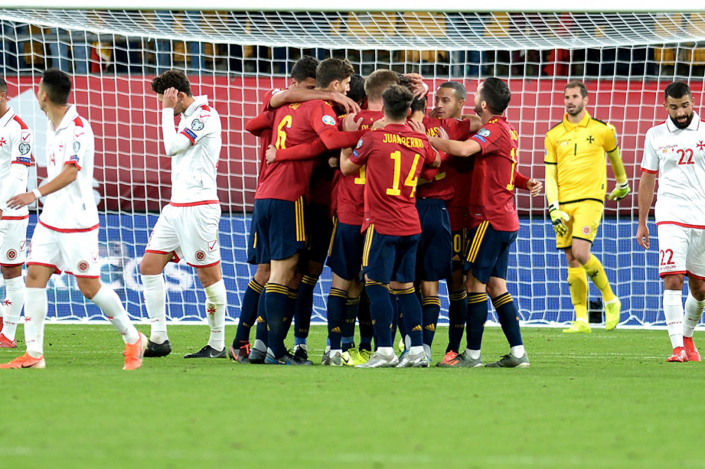 Jesus Navas menutup pesta gol tuan rumah pada menit ke-85. Skor berubah menjadi 7-0. 