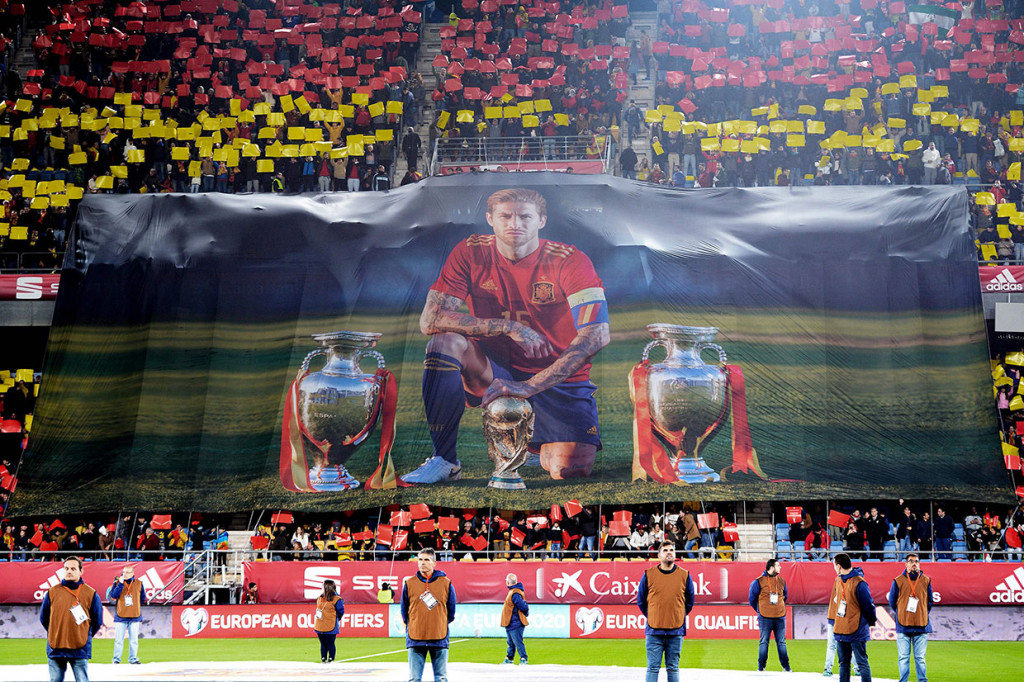 Laga tersebut diwarnai penghormatan penggemar Spanyol untuk Sergio Ramos dengan mosaik besar, setelah bulan lalu memecahkan rekor penampilan sepanjang masa bersama Timnas Spanyol yang sebelumnya dipegang Iker Casillas. Ramos telah mengantongi 169 caps internasional.