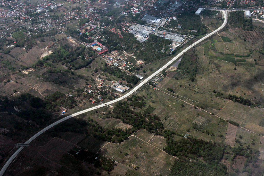 Foto udara Jalan Tol Trans Sumatera (JTTS) ruas Terbanggi Besar-Pematang Panggang-Kayu Agung (Terpeka) di kawasan Provinsi Lampung, Lampung, Jumat, 15 November 2019.