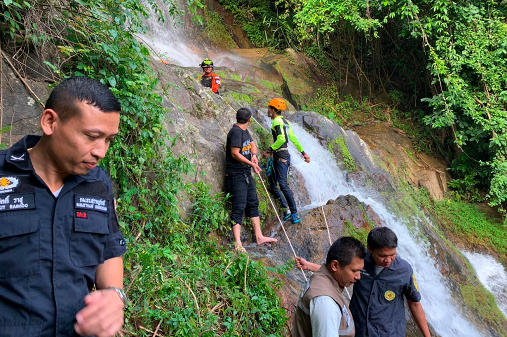 Viriyavarangkul mengatakan butuh beberapa jam untuk mengevakuasi jenazah turis Prancis tersebut. Pasalnya, air terjun itu sangat licin dan curam. Dia menambahkan bahwa tempat tersebut telah dipasangi tali dan papan peringatan bahaya bagi para wisatawan.