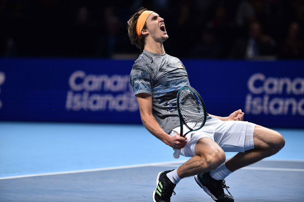 Petenis Jerman Alexander Zverev melakukan selebrasi usai memastikan diri melaju ke semifinal ATP World Tour Finals di O2 Arena, London, Jumat, 15 November 2019 waktu setempat.