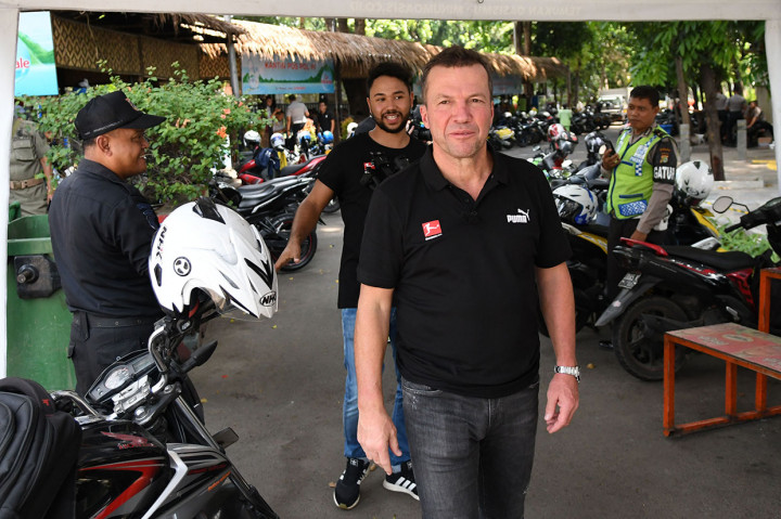 Legenda sepak bola asal Jerman Lothar Matthaus berjalan-jalan di kawasan Bundaran hotel Indonesia, Jakarta, Sabtu, 16 November 2019. 