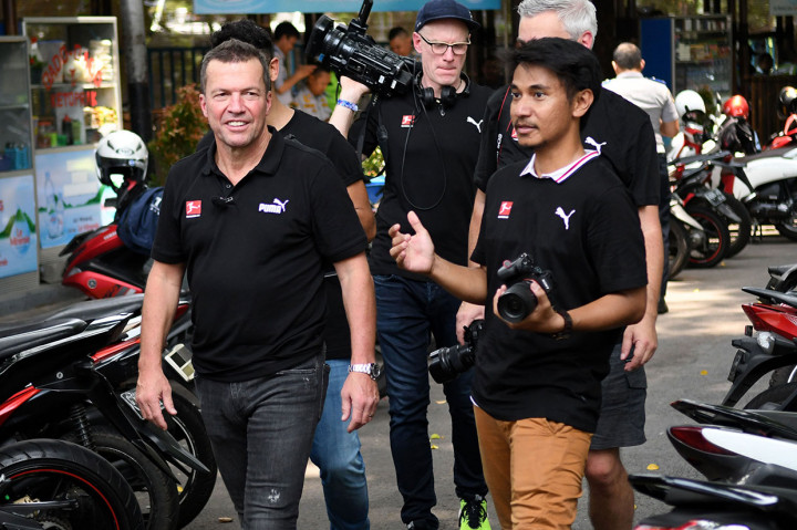 Mantan pesepak bola yang berkontribusi saat Timnas Jerman Barat juara Piala Dunia 1990 dan pernah bermain di Bayern Muenchen serta Inter Milan itu mengunjungi Indonesia hingga Minggu, 17 November 2019, untuk mempromosikan Liga Sepak Bola Jerman (Bundesliga).