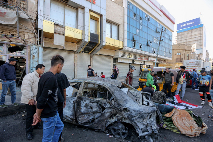 Setidaknya empat orang tewas dan 20 lainnya luka-luka ketika sebuah bom yang ditempatkan di bawah kendaraan meledak di di dekat Bundaran Tahrir, Baghdad, Jumat, 15 November 2019 waktu setempat.
