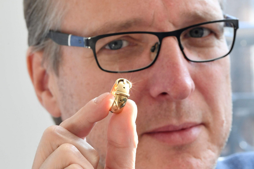 Arthur Brand, juga dijuluki 'Indiana Jones dari Dunia Seni', menunjukkan cincin emas 18 karat, yang dikatakan milik penulis drama terkenal Irlandia Oscar Wilde (1854-1900), di apartemennya di Amsterdam pada 30 Oktober 2019 lalu.