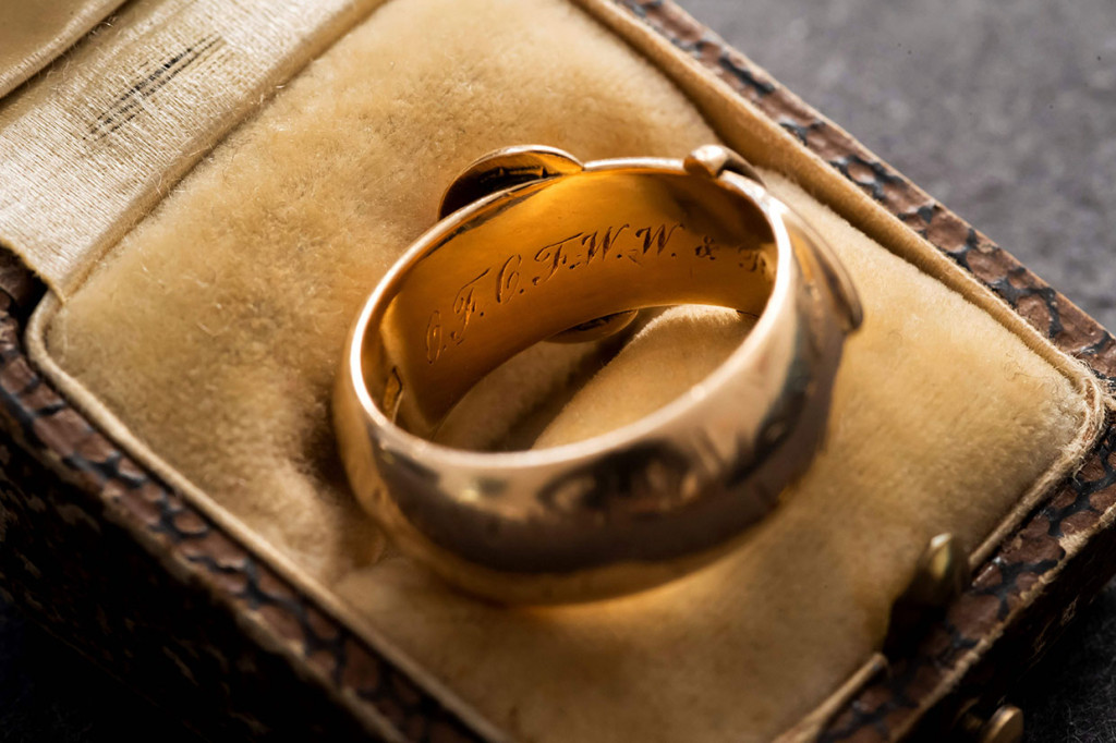 Cincin emas yang pernah diberikan sebagai hadiah oleh Oscar Wilde tersebut telah ditemukan oleh Arthur Brand, hampir 20 tahun setelah dicuri dari Universitas Oxford Inggris.