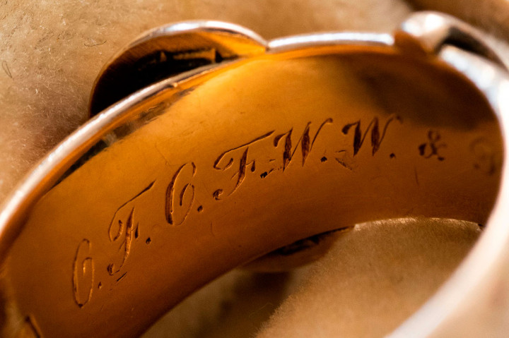 Cincin pertemanan, hadiah dari Wilde kepada sesama siswa pada 1876, dicuri saat perampokan pada 2002 di Magdalen College. Pada saat itu harganya GBP 35.000 (€40.650, $45.000).