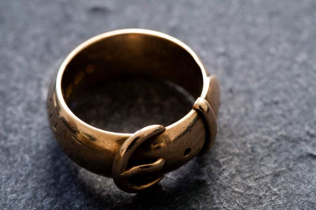 Keberadaan perhiasan itu tetap menjadi misteri selama bertahun-tahun dan ada kekhawatiran bahwa cincin itu - yang berbentuk seperti ikat pinggang dan gesper dan terbuat dari emas 18 karat - telah dilebur.