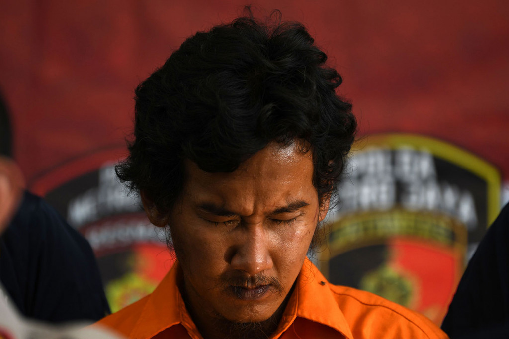 Polisi menunjukkan tersangka penyiraman air keras, VY saat rilis kasus tersebut di Mapolda Metro Jaya, jakarta, Sabtu, 16 November 2019.